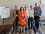 Mehrere Männer und eine Frau posieren für ein Gruppenfoto auf der Wissenschaftskonferenz IEEE VIS 2022
