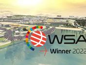 Screenshot der Simulationssoftware viscloud, auf dem ein Hafen mit Wasser und dahinter Stadt zu sehen ist. Rechts im Vordergrund steht das WSA-Winner 2022-Logo