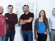 Vier Forscher und eine Forscherin vor einem Poster zum Thema Interaktive Simulationen als Entscheidungshilfe für wassersensible Stadtgestaltung (Visdom) 