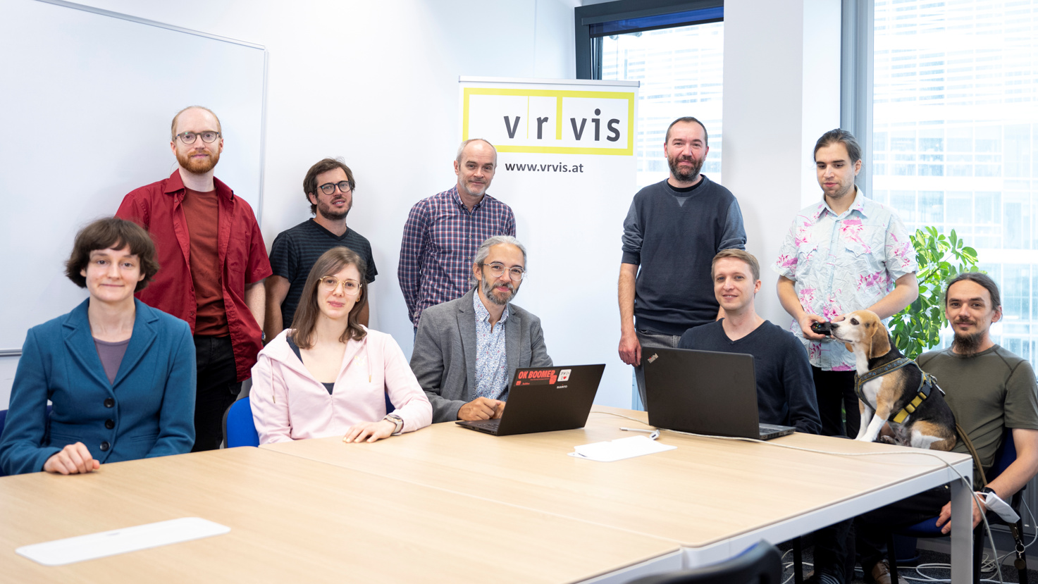 The researchers of the GeoSMAQ Group in front of the VRVis banner.