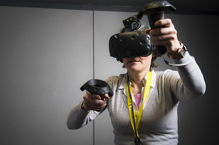 Bild einer Frau mit Virtual Reality Brille