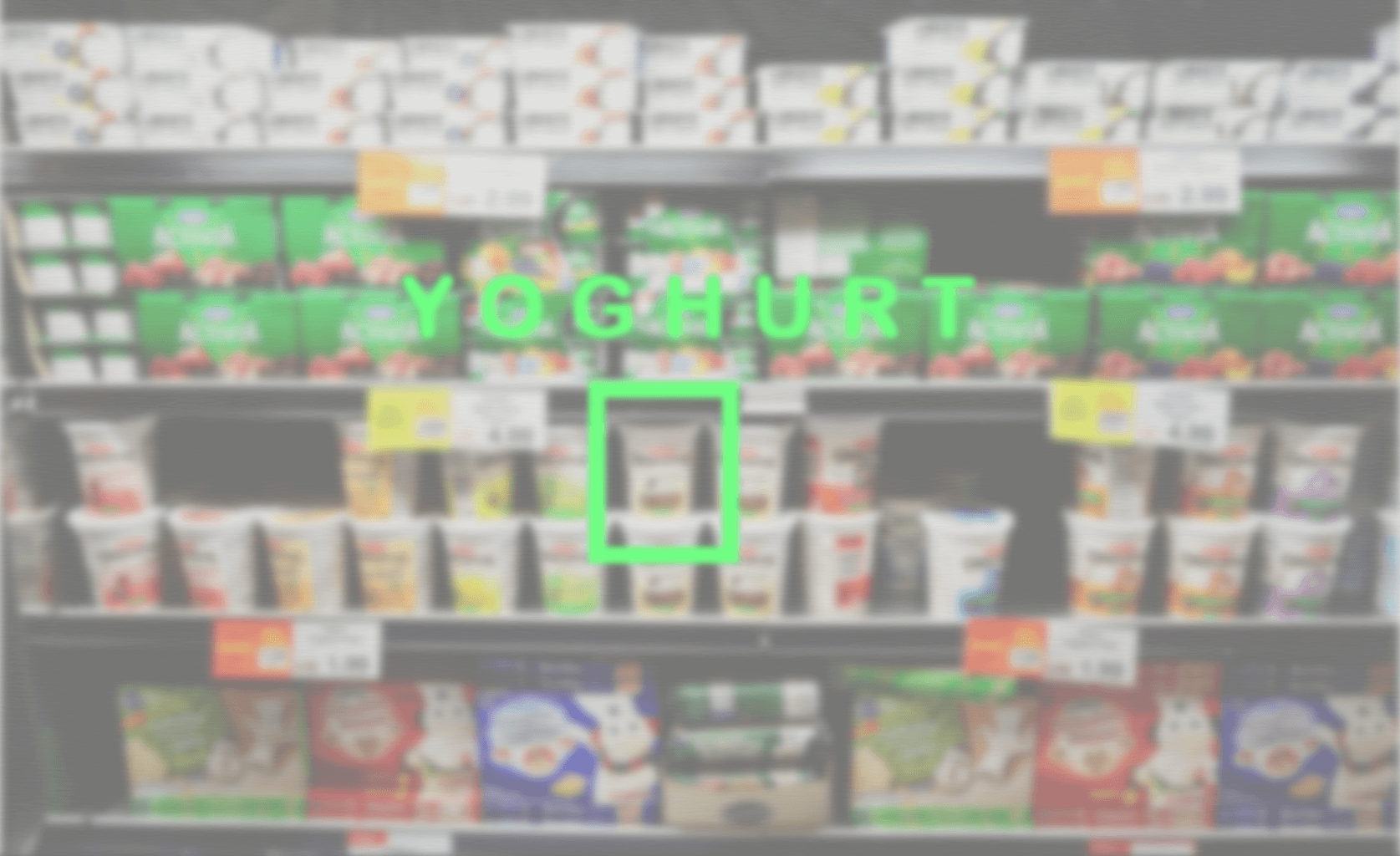 Blick durch eine AR-Brille auf eine Kühltheke. In der Bildmitte zeigt ein grünes Rechteck sowie die Information darüber, dass sich an dieser Stelle Joghurt befindet.