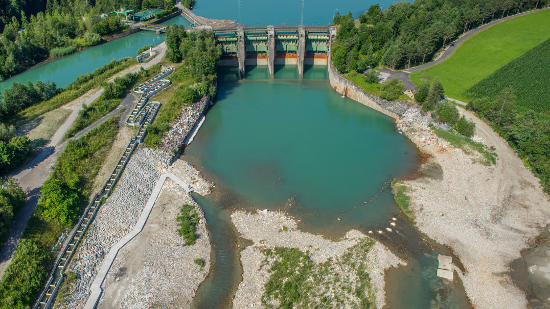 Bild einer Fischwanderhilfe und eines Staudamms mit Landschaft