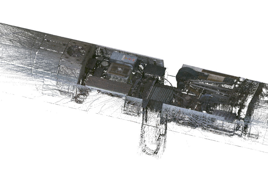 Eine Laserscan-Rekonstruktion eines Zug-Dachs - konkret vom Verbindungsabschnitt zwischen zwei Waggons. Auf weißem Hintegrund.