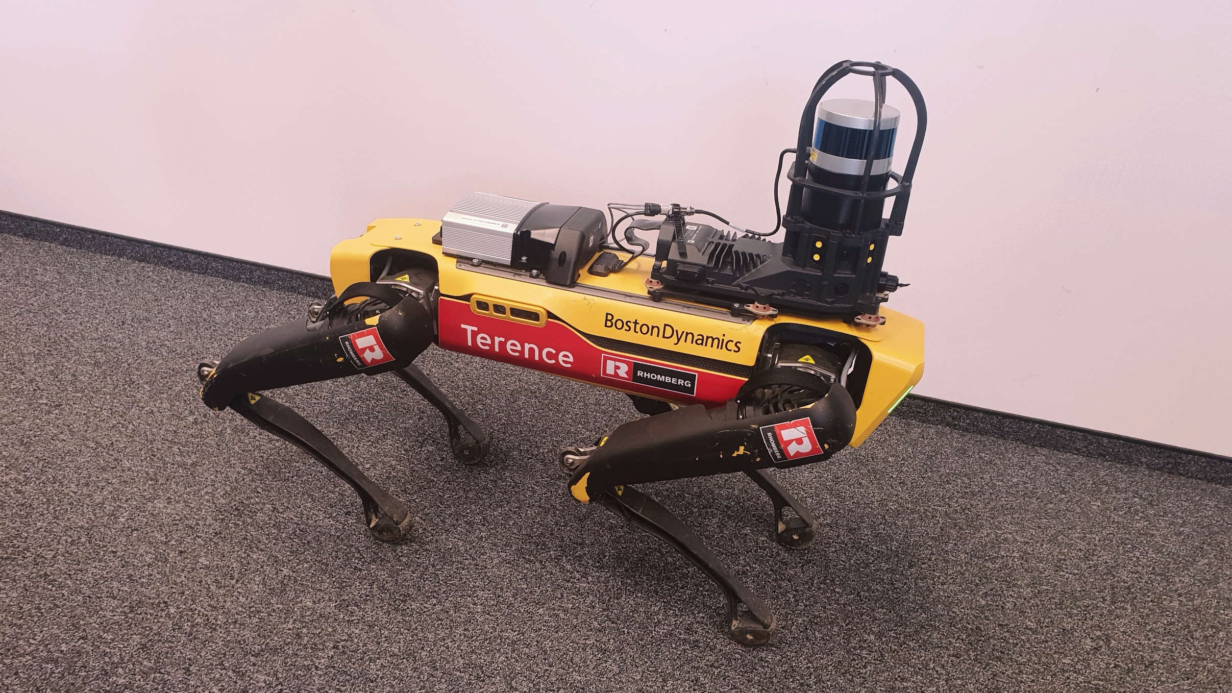 Roboterhund Spot mit gelbem Korpus und schwarzen Beinen im VRVis-Büro