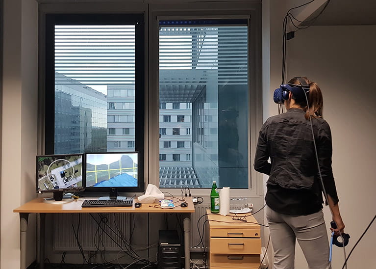 Bild einer Frau, die sich im Virtual Reality Raum bewegt.