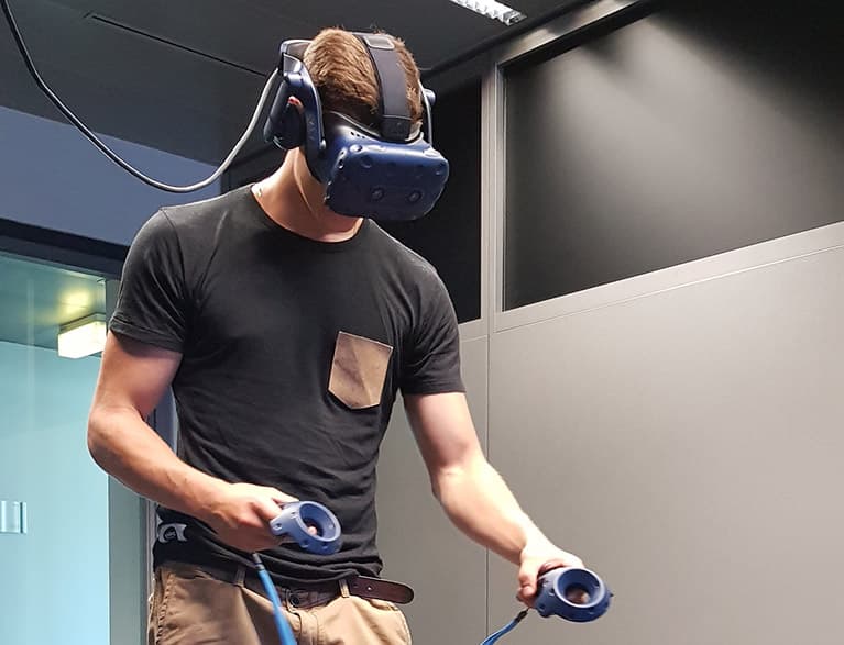 Bild eines Mannes mit einer Virtual Reality Brille