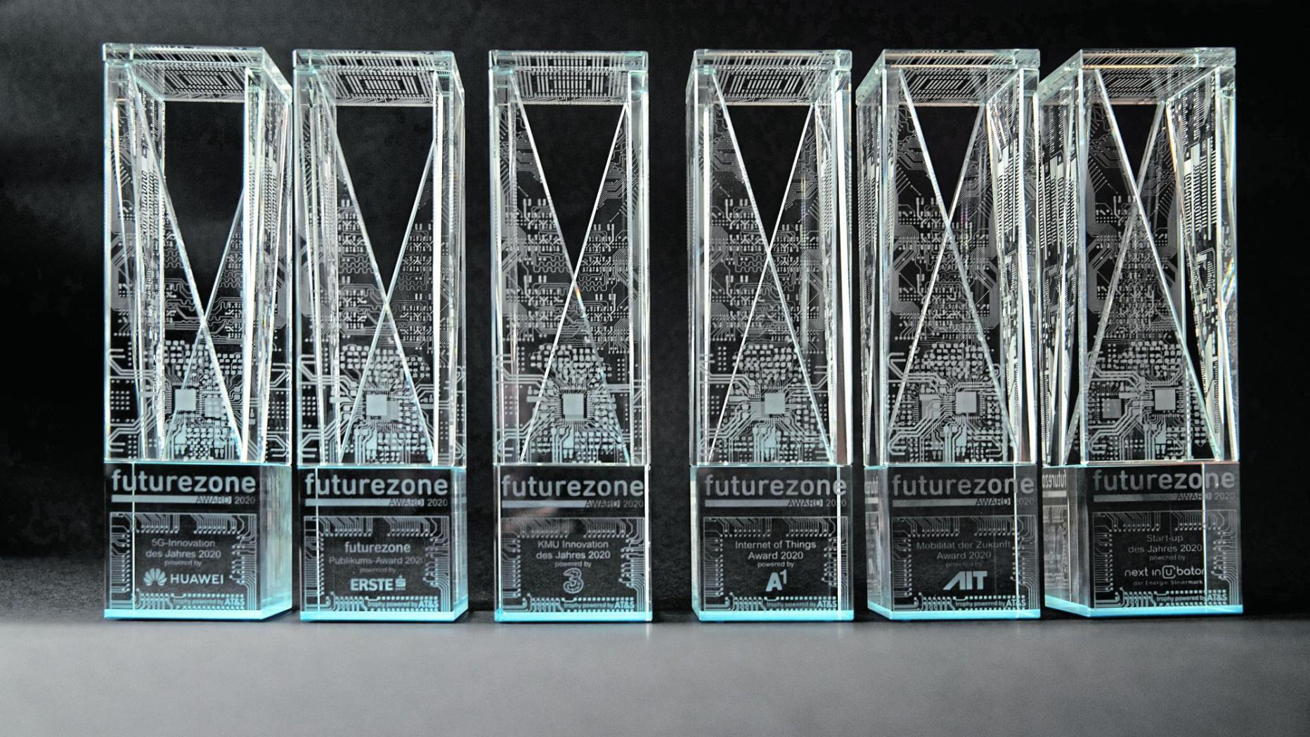 Sechs Futureszone-Award-Skulpturen aus Glas nebeneinander