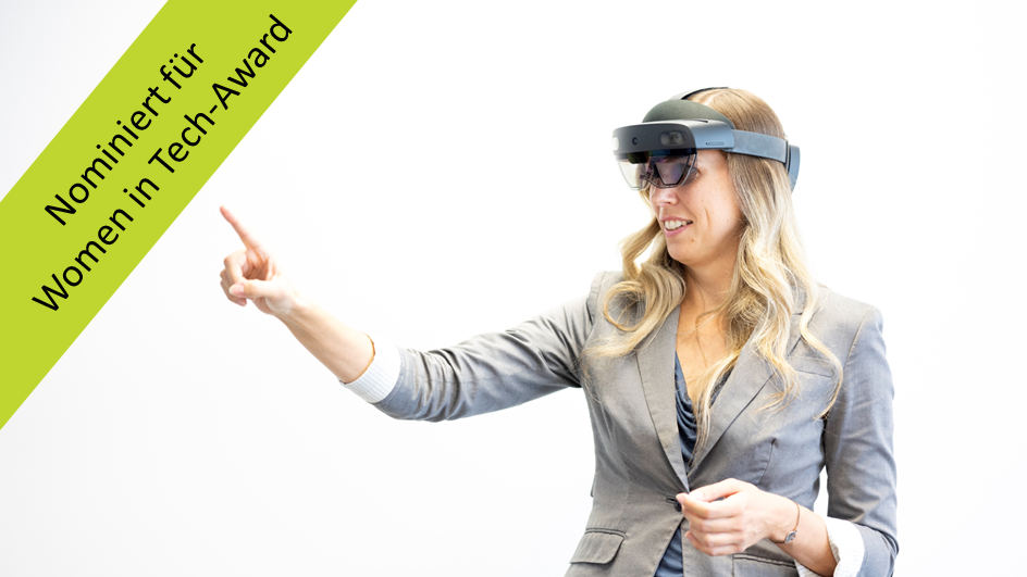 Eine Forscherin mit Augmented Reality-Brille deutet mit dem Finger nach links oben, wo sich in der Bildecke ein grünes Banner mit dem Text "Nominiert für Women in Tech-Award" befindet.