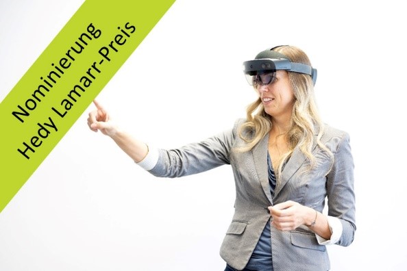 Forscherin Katharina Krösl trägt eine VR-Brille und zeigt auf etwas im Bereich vor ihr, links ein schräger grüner Textbalken