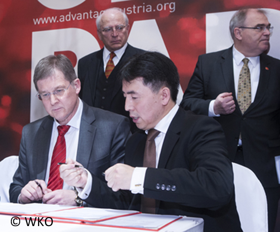 VRVis Geschäftsführer Georg Stonawski (links) unterzeichnet die Kooperationsvereinbarungen mit chinesischen Unternehmen und Universitäten. 