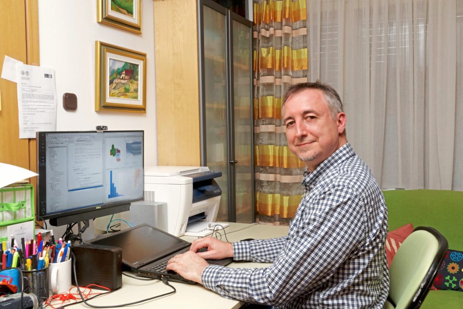 Senior Researcher des VRVis, Kresimir Matkovic, in seinem Homeoffice in seiner Wohnung in Zagreb.