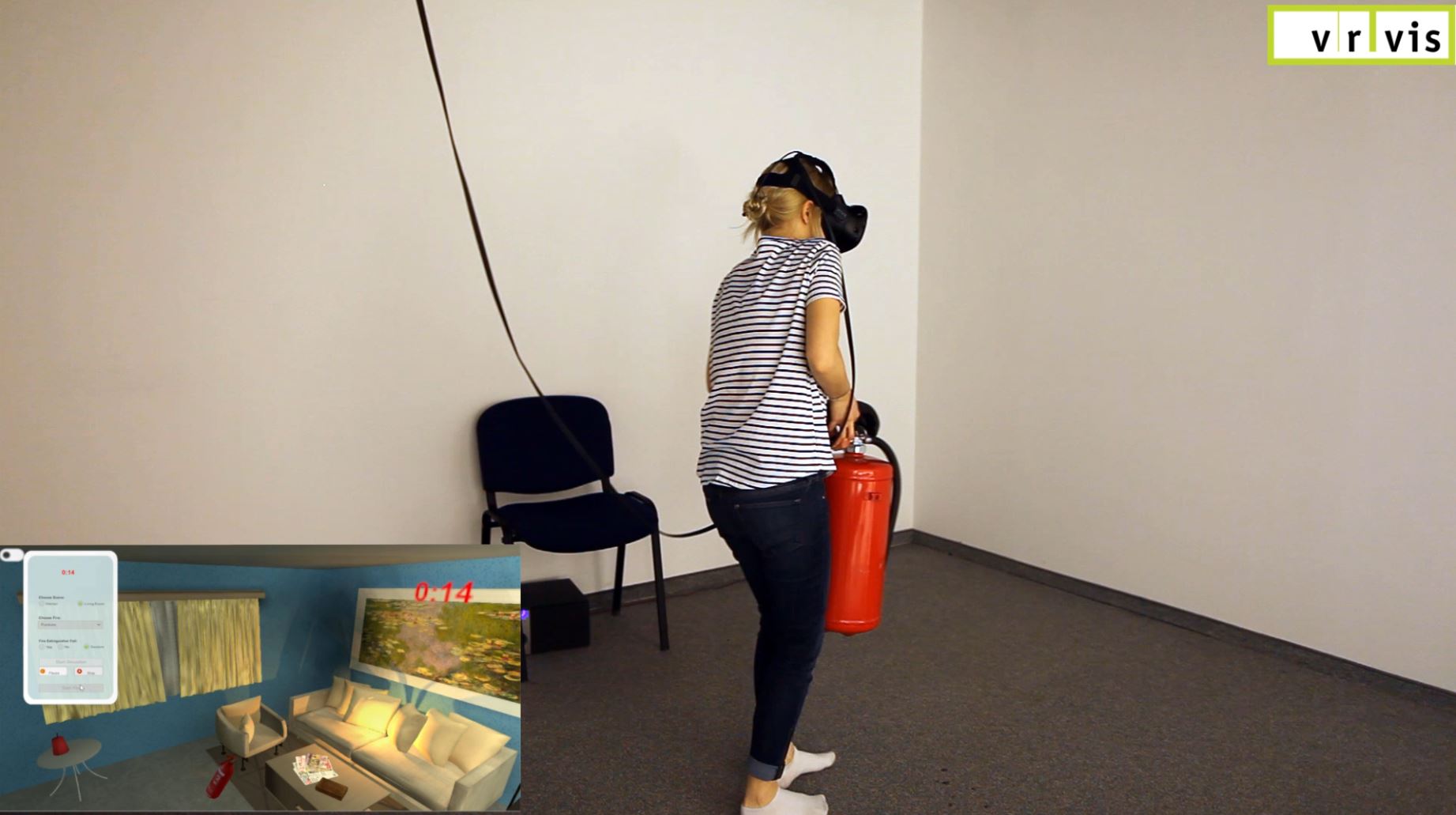 Junge Frau mit einem Feuerlöscher übt in einer VR-Applikation, wie man Feuer richtig löscht. 