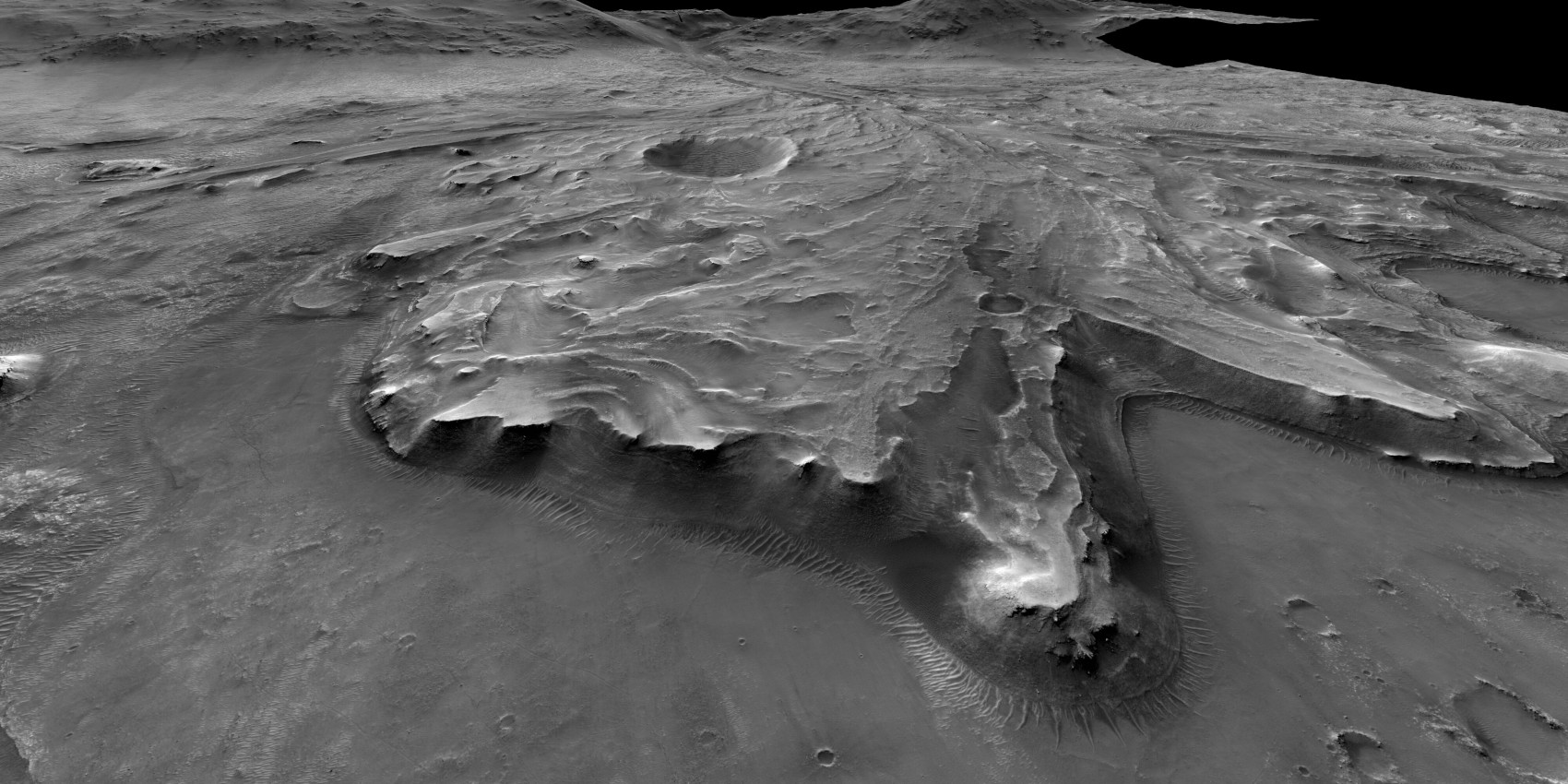 Aufnahme eines Kraters der Marsoberfläche in Schwarz-Weiß.