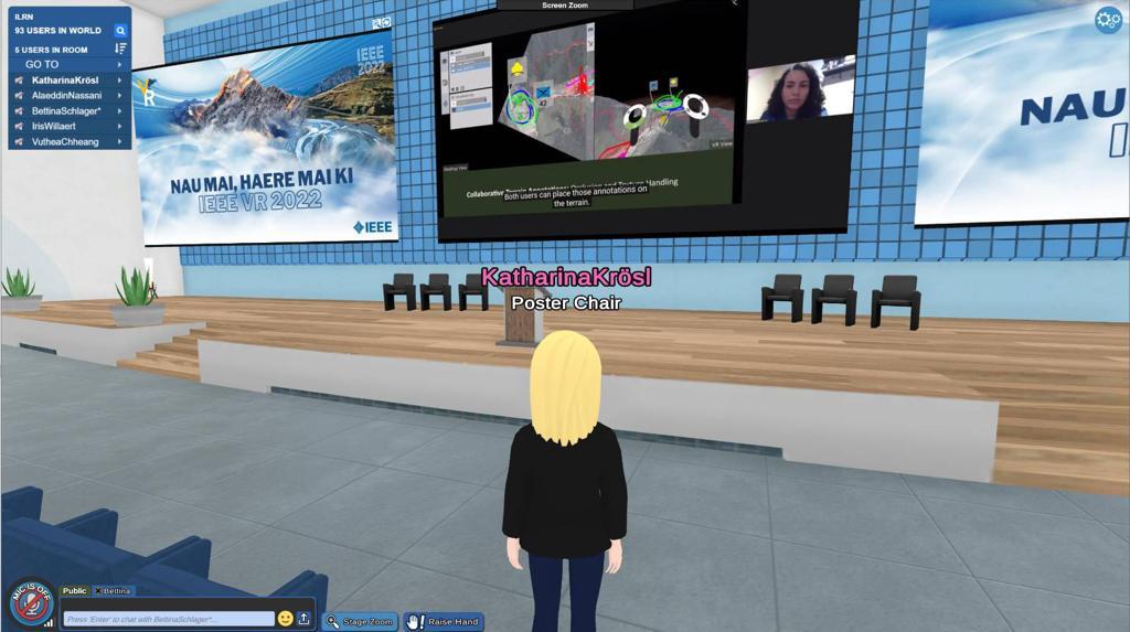 Screenshot aus der virtuellen Welt Virbela: eine blonde Forscherin steht vor einer Bühne. 