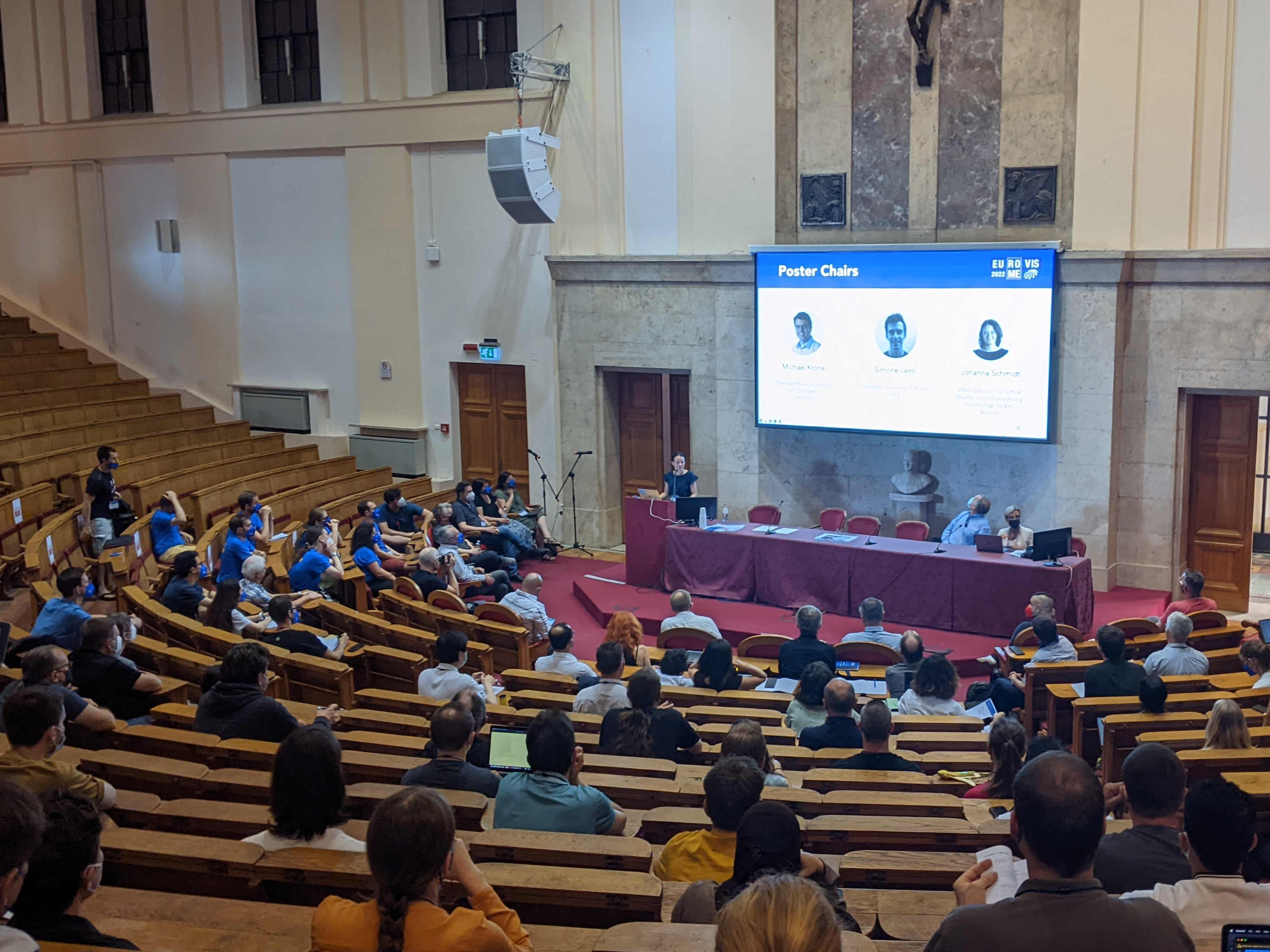 Ein Auditorium voller Forscherinnen und Forscher auf der EuroVis 2022