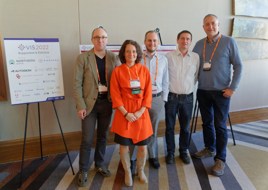 Mehrere Männer und eine Frau posieren für ein Gruppenfoto auf der Wissenschaftskonferenz IEEE VIS 2022