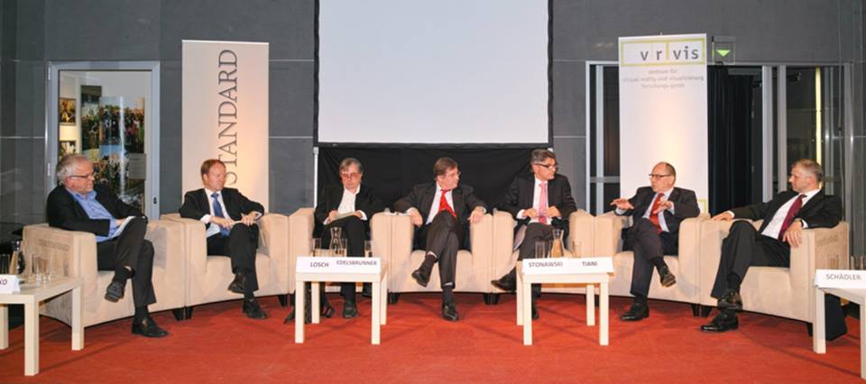In einem Halbkreis sitzt das Panel der Podiumsdiskussion "Forschung in Österreich".