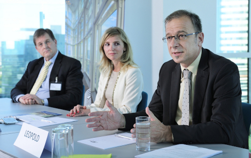 Georg Stonawski (links) diskutierte bei der Podiumsdiskussion mit, auch am Tisch Helmut Leopold von AIT.