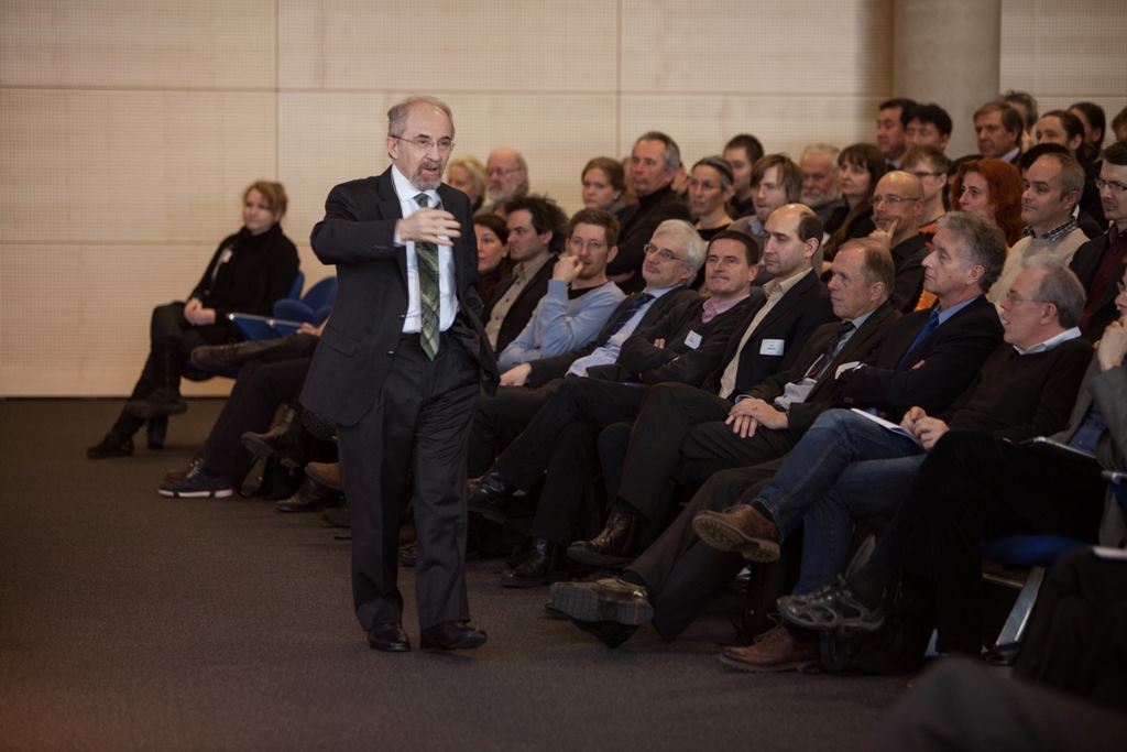 Henry Fuchs während seiner Keynote bei VCT 2015 wie er im Saal vor dem Publikum spaziert.
