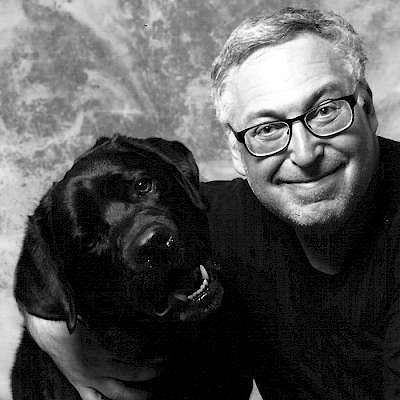 Portraitfoto von Andrew Glassner mit seinem Hund
