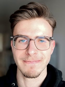 Porträtfoto eines jungen Mannes mit Brille