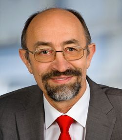 Portraitfoto von Günter Blöschl.