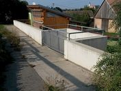 Ein Retentionsbecken: Bauliche Maßnahmen zum Auffangen und Ableiten von Hangwässern in einer Gemeinde in Niederösterreich.