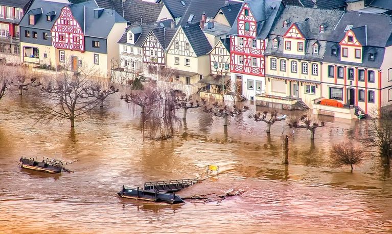 Der Fluss Rhein führt zu viel Wasser, die umliegenden Häuser sind vom Hochwasser bedroht.
