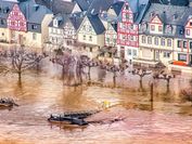 Der Fluss Rhein führt zu viel Wasser, die umliegenden Häuser sind vom Hochwasser bedroht.