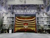 Blick von der leeren Bühne der Wiener Staatsoper in den Publikumsraum. Alles in Virtual Reality. 