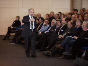 Henry Fuchs während seiner Keynote bei VCT 2015 wie er im Saal vor dem Publikum spaziert.