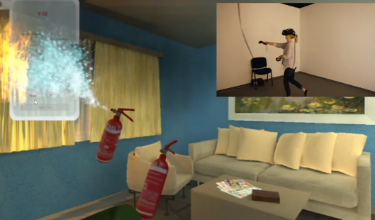 Eine Aufnahme aus dem Virtual Reality-Brandschutztraining, in welchem mit zwei Feuerlöschern ein brennender Vorhang gelöscht wird.