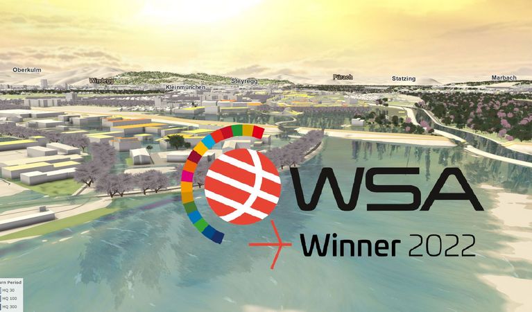 Screenshot der Simulationssoftware Visdom, auf dem ein Hafen mit Wasser und dahinter Stadt zu sehen ist. Rechts im Vordergrund steht das WSA-Winner 2022-Logo