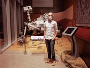 VRVis Forscher Thomas Ortner vor einem Modell des NASA Mars-Rovers Perseverance
