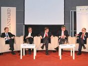 In einem Halbkreis sitzt das Panel der Podiumsdiskussion "Forschung in Österreich".