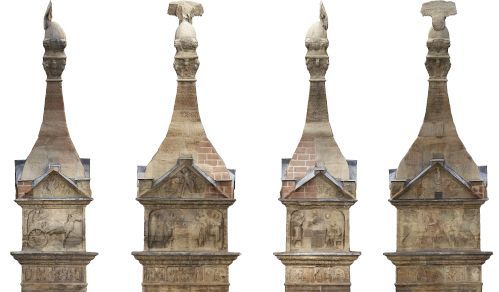 Vier Säulen eines antiken römischen Grabmals, die von Luftaufnahmen 3D rekonstruiert wurden.