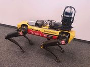 Roboterhund Spot mit gelbem Korpus und schwarzen Beinen im VRVis-Büro