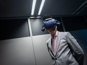 Ein Mann im Anzug mit VR-Brille