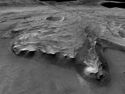 Aufnahme eines Kraters der Marsoberfläche in Schwarz-Weiß.