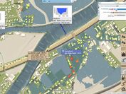 Ein Gebiet mit Fluss, von dem Hochwasser üertreten von oben mit verschiedenen Anzeigefeldern für Daten und Informationen. 