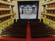 Der Zuschauerraum der Wiener Staatsoper sowie die leer stehende Bühne in Virtual Reality. 